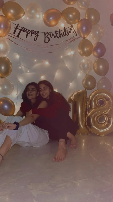 Photo Poses With Best Friend, Birthday Poses With Friends, Bbg Poses, Preeti Zinta, Happy Birthday Captions, Birthday Dream, Bestie Poses, Friends Party Night, 15th Birthday Party Ideas