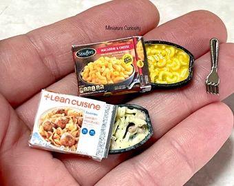 Miniature Pizza, Kitchen Dollhouse, Dollhouse Holiday, Miniture Food, Diy Doll Miniatures, Miniature Cake, Doll Food, Dollhouse Food, Tiny Food