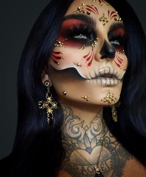 Sarah Cabrera, Makijaż Sugar Skull, Maquillage Halloween Simple, Halloween Makeup Sugar Skull, Holloween Makeup, Cross Earring, Halloween Makeup Pretty, Cool Halloween Makeup, Sugar Skull Makeup