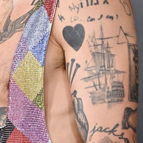 َ on Twitter: "Harry Styles showing his tattoos off at the 65th #Grammys2023! https://t.co/U1YIzKZccN" / Twitter 2023 Harry Styles, Harry Styles Taylor Swift, Grammys 2023, Tattoo Off, Grammys Red Carpet, Album Of The Year, Taylor Swift Album, Little Things, Harry Styles