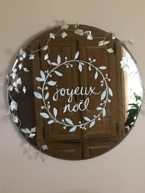 Chalk marker on mirror for Christmas Christmas Painted Mirror, Mirror Markers Ideas, Christmas Chalk Art, Mirror Calligraphy, Chalk Art Ideas, Christmas Chalk, Salon Mirror, Christmas Mirror, Ski Party