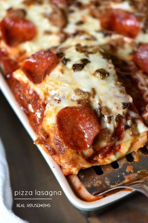 Pizza Lasagna is an easy family dinner recipe that will be in my regular menu plan! | Real Housemoms Pizza Lasagna, Future Chef, Pizza Recipes Homemade, Easy Italian, Easy Family Dinners, Family Dinner Recipes, Easy Casserole Recipes, Lasagna Recipe, Yummy Eats