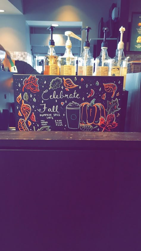 Starbucks Fall Board, Fall Chalkboard Art Starbucks, Pumpkin Spice Chalkboard Art, Fall Coffee Chalkboard Art, Starbucks Decorations, Chalk Art Coffee, Starbucks Sign, Starbucks Drawing, Pumpkin Chalkboard