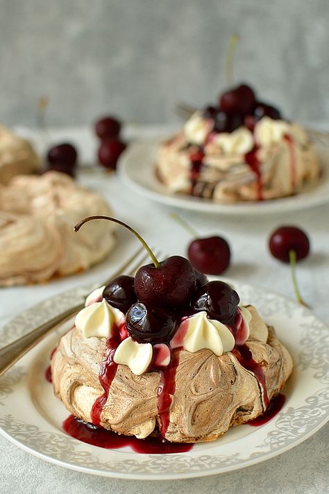 Swirl Meringue, Meringue Nests, Cookies Easy Recipe, Pavlova Dessert, Plating Food, Presentation Food, Meringue Desserts, Cherry Compote, Pavlova Recipe