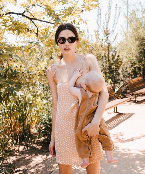 This Cool-Girl Brand Wants To Change What The "Millennial Mom" Looks Like #refinery29 Postpartum Fashion Summer, Mothers Day Shoot, Nursing Mom Outfits, Nursing Mom Fashion, Breastfeeding Friendly Outfits, Mother Feeding Baby, Nursing Clothes Breastfeeding, Chic Mom Outfits, Nursing Friendly Outfits