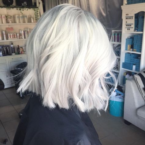 White Short Hair, Best Ombre Hair, Silver White Hair, Short White Hair, Costume Noir, Hair Color Techniques, Platinum Hair, Platinum Blonde Hair, Ombre Hair Color