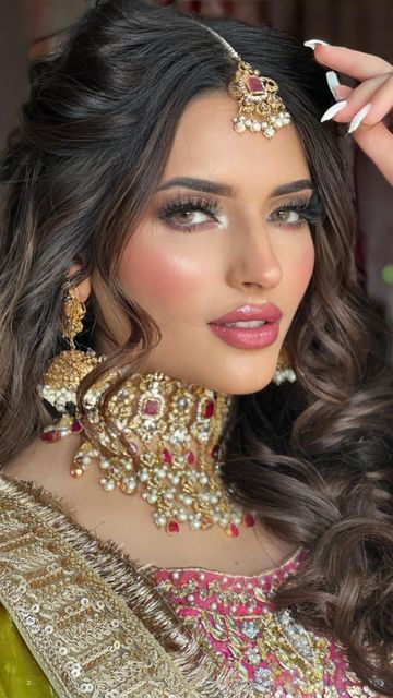 Reception Hairstyles Indian Brides, Makeup Looks Trendy, Pakistani Makeup Looks, Pakistani Wedding Hairstyles, Mehndi Makeup, Reception Hairstyles, Pakistani Makeup, Gorgeous Bridal Makeup, Pakistani Bridal Hairstyles