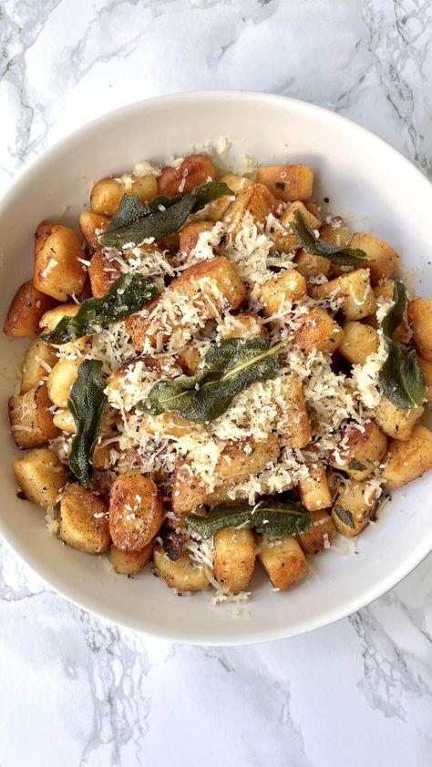 Crispy Brown Butter Gnocchi with Sage and Parmesan Brown Butter Gnocchi, Butter Gnocchi, Gnocchi Sauce, Gnocchi Recipes Homemade, Brown Butter Sage, Sage Recipes, How To Cook Gnocchi, Brown Butter Sauce, Sage Butter