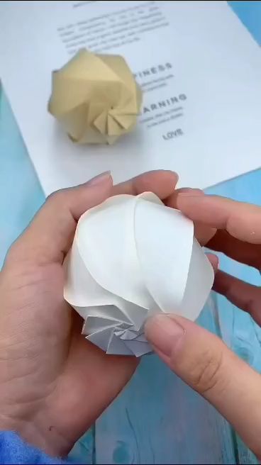 Creative Origami, Origami Ball, Folding Origami, Instruções Origami, Origami Paper Art, Cool Paper Crafts, Easy Paper Crafts Diy, Handmade Paper Crafts, Paper Craft Diy Projects