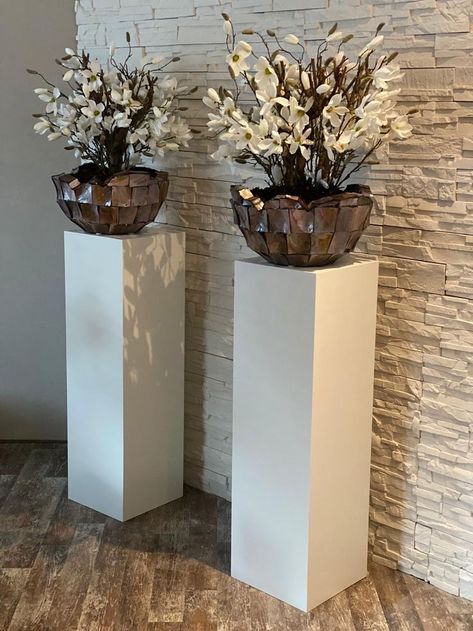 latest fantastic corner vase flower ideas Corner Vase, Flower Vase Ideas, Vases Decor Living Room, Floor Vase Decor, Interior Restaurant, Stylish Room Decor, Luxury Bouquet, Vase Ideas, Diy Floral Decor