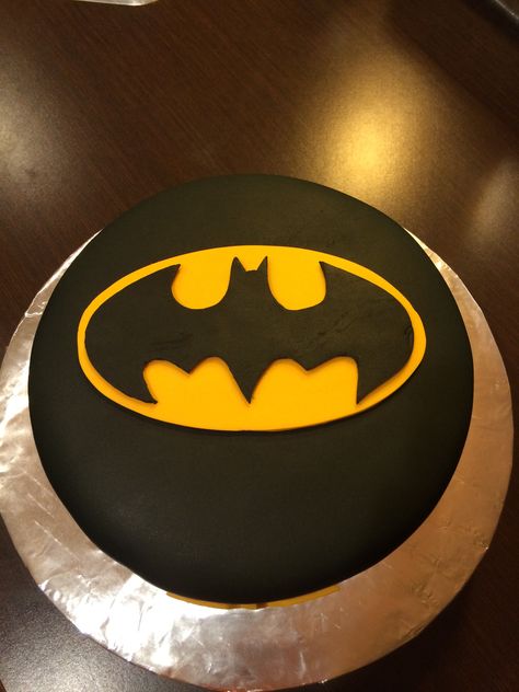 Batman cake with Wonder Woman logo Batman Pasta, Easy Batman Cake, Batman Cake, Woman Logo, Wonder Woman Logo, Cake Decorator, 21st Birthday Cake, Cake Logo, Batman Logo