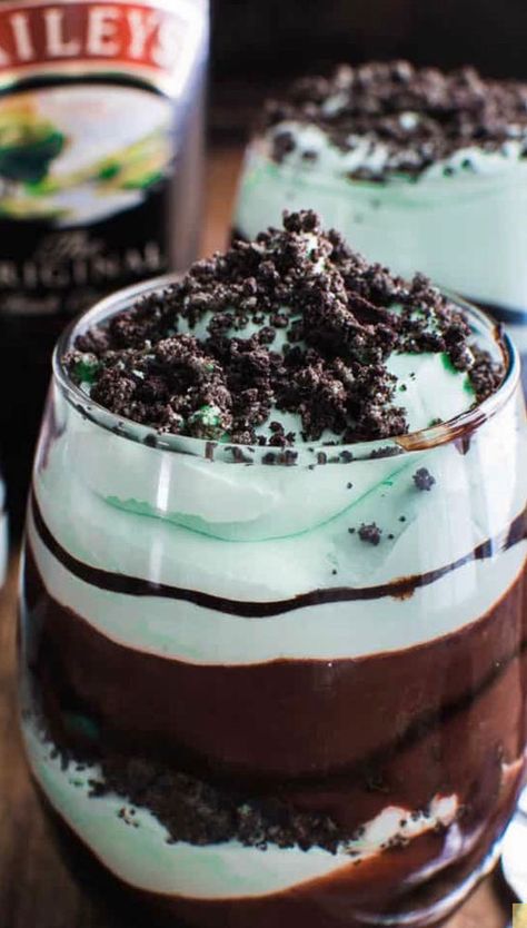 Mint Pudding, Baileys Dessert, Baileys Recipes, Cookies And Cream Cheesecake, Cheesecake Parfaits, Pudding Parfait, Alcoholic Desserts, Parfait Desserts, Parfait Recipes