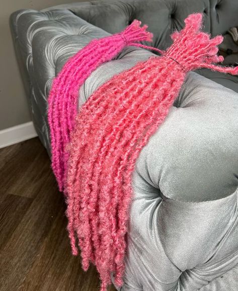 Pink Soft Locs, Locs Pink, Boho Locs, Soft Locs, Spring Twists, Dyed Natural Hair, Goddess Locs, Faux Locs, Baddie Outfits Casual