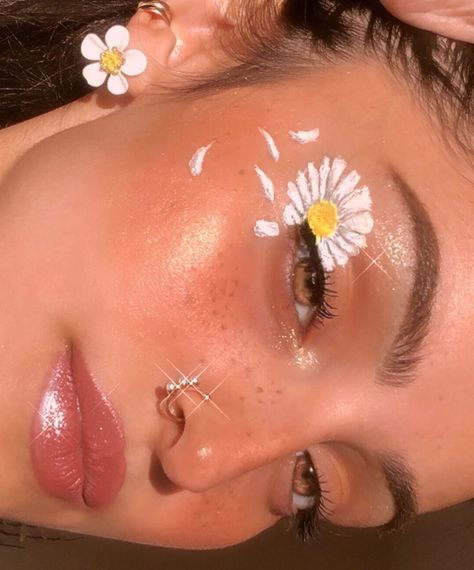 Mariam sur Instagram : Daisy eye with the falling petals 🤍 Painted entirely using eyeliner ✨ I hope you guys love it 🌼 —- I was obsessed with the flower makeup… Eye References, Poison Ivy Makeup, Falling Petals, Flower Makeup, Cheek Makeup, Face Paint Makeup, Avant Garde Makeup, Beautiful Eye Makeup, Stage Makeup