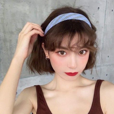 Asian Hairstyles Women, Academia Hairstyle, Everyday Hairstyle, Headwear Accessories, Headbands For Short Hair, Short Haircuts With Bangs, Plaid Headband, Clear Hair, Classic Hair