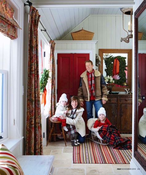 Sarah Richardson's Country House at Christmas 5/11 Sarah Richardson Christmas, Sarah Richardson Farmhouse, Red Doors Interior, Canadian House, Sarah Richardson Design, Hgtv Designers, Holiday Window Display, Sarah Richardson, Christmas Farmhouse