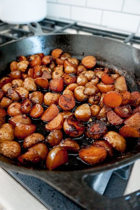 Chinese Potatoes Recipe, Recipes With Chicken And Potatoes, Korean Braised Potatoes, Asian Potatoes, Gamja Jorim, Braised Potatoes, Soya Recipe, Fried Potatoes Recipe, Easy Korean Recipes