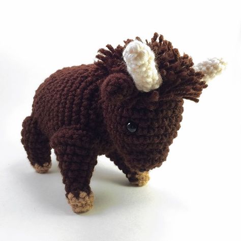 No photo description available. Wood Badge, Crochet Mushroom, Crochet Animal Patterns, Stuffed Animal Patterns, Crochet Animals, Crochet Ideas, Amigurumi Pattern, Crochet Toys, Hand Crochet