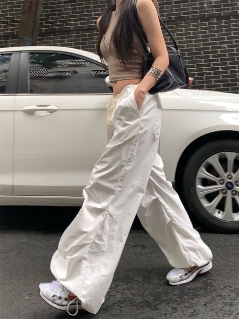 Parashoot Pants Outfit, White Parachute Pants Outfit, Y2k Parachute Pants, Parachute Pants Outfit, Chic Grunge, Simple Style Outfits, Streetwear Collection, Casual Wide Leg Pants, Corset Mini Dress