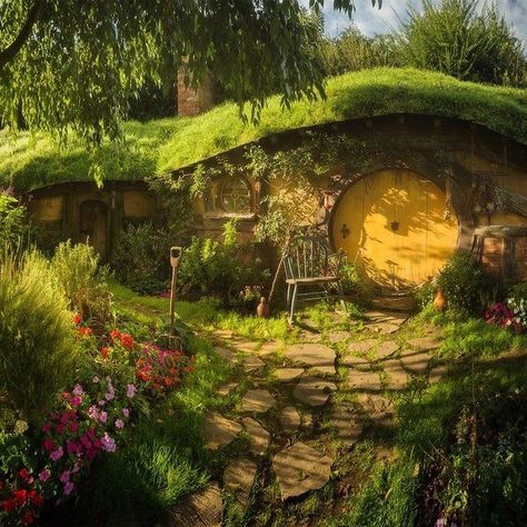 Casa Do Hobbit, Casa Hobbit, Hobbit Hole, Hobbit House, The Shire, Arte Inspo, Fairy Houses, Middle Earth, Fantasy Landscape