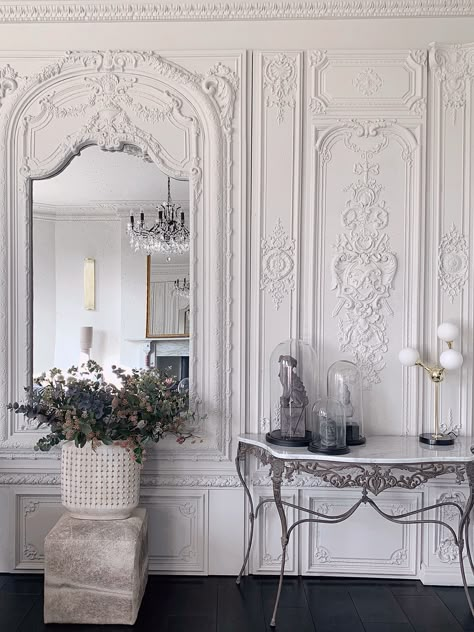 Modern French Paneling, French Panelling Walls, French Wall Panelling, Neoclassical Entrance, White Neoclassical Interior, French Classic Interior Design, Parisian Style Wall Panelling, Neoclassic Wall, Neo Classical Wall Panelling