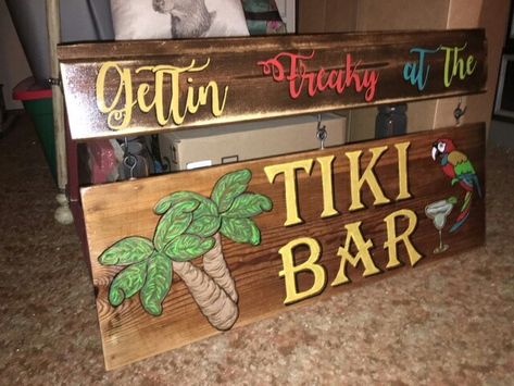 TIKI BAR DIY SIGN FROM RECLAIMED WOOD! Diy Tiki Bar Sign, Tiki Bar Signs Diy, Tiki Bar Diy, Tiki Bars Backyard, Party Pontoon, Tiki Boat, Bar Signs Diy, Tiki Bars Diy, Luau Decor