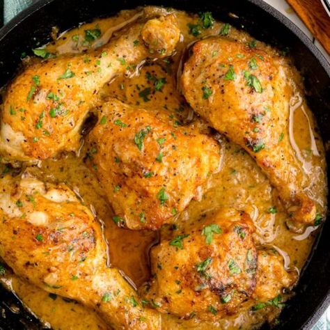 Southern Smothered Chicken Recipes, Smothered Chicken And Gravy, Southern Smothered Chicken, Easy Skillet Chicken, Chicken And Gravy, Bone In Chicken Thighs, Bone In Chicken, Smothered Chicken, Simple Green Salad