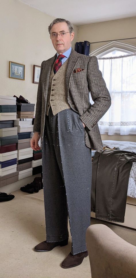 Old Man In Suit, Mens Ascot, Man In Suit, Classy Suits, Waxed Cotton Jacket, People Clothes, Vintage Mens Fashion, Three Piece Suit, Dress Robes