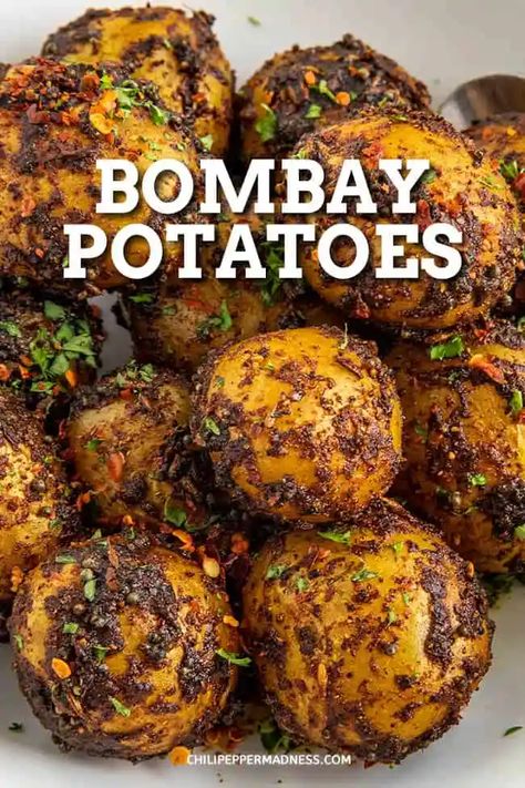 Bengali Snacks, Bengali Foods, Bombay Potato Recipe, Curried Potatoes, Indian Potato Recipes, Spicy Potatoes, Bombay Potatoes, Chili Pepper Recipes, Simple Dishes