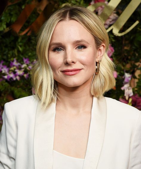 Kristen Bell’s Blunt Bob Is Perfect Inspiration For Your Fall Trim #refinery29 https://www.refinery29.com/en-us/kristen-bell-short-bob-haircut-fall-2019 Kristen Bell Hair, Above Shoulder Length Hair, Kristen Dunst, Jennifer Aniston Hair, Neutral Blonde, Pixie Bob Haircut, Hair Romance, Medium Layered Hair, Oval Face Hairstyles