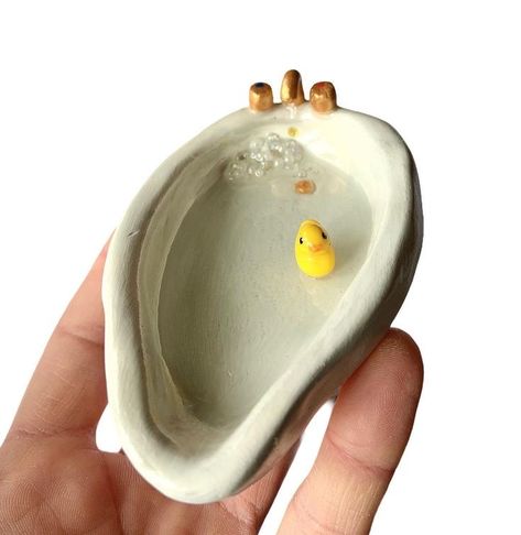 Air Dry Clay And Resin, Polymer Clay Duck, Cool Clay Art, Duck Pottery, Clay Duck, Clay Bath, Dry Clay Art, Easy Clay Sculptures, Clay Plates