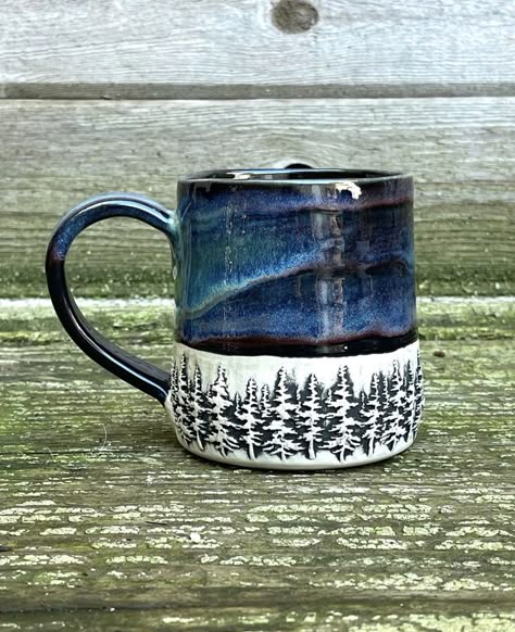 Pottery Designs Carving, Mountain Mugs, Tree Texture, Diy Keramik, Ceramics Pottery Mugs, Mountain Pottery, Glaze Combos, Northern Light, Pottery Pot