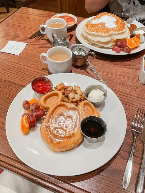 Disneyland Breakfast, Disneyland Paris Food, Disneyland Desserts, Mom Daughter Trip, Apple Nails, Disney Breakfast, Disney Wish Cruise, Mickey Waffle, Best Disneyland Food