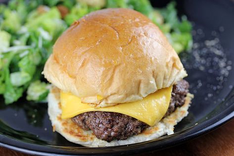 Steak N' Shake Garlic Steakburger Garlic Burgers, Sauce For Burgers, Butter Burger, Steak N Shake, Burger Steak, Recipes Burgers, Copycat Food, Amazing Burger, Lime Chicken Recipes