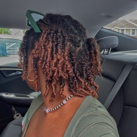 Dyed Mini Twists, Dyed Twists Natural Hair, Dyed Mini Twists Natural Hair, Ginger Mini Twists, Protective Hairstyles Twists, Ginger Curly Hair Black Women, Hair Dyed Curly Hair, Natural Hair Dyed, Curly Hair Black Women