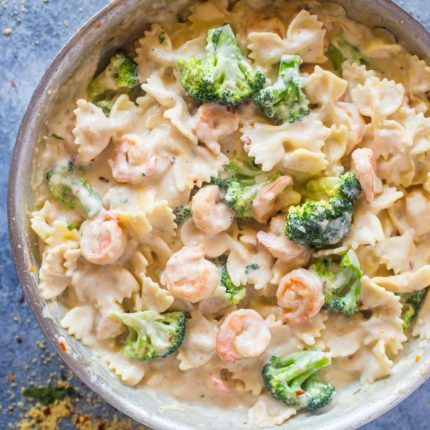 Shrimp Broccoli Pasta, Shrimp Broccoli Alfredo, Cookies Banane, Shrimp Broccoli, Garlicky Shrimp, Ww Meals, Broccoli Alfredo, Restaurant Dinner, Shrimp Alfredo