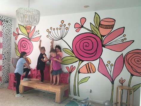 Flower Painting On Wall Murals, Wall Painted Flowers, Easy Floral Wall Mural, Easy Mural Ideas Diy Floral, Corner Mural, Girls Room Mural Ideas, Diy Mural Wall Paintings Easy Floral, Hand Painted Murals, Hand Painted Wall Mural