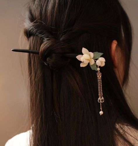 Chinese Hair Bun Sticks, Half Up Half Down Hair Stick, Hairstyle With Hair Pin, Hair Pin Japanese, Asian Hair Sticks, Japanese Hair Pins Sticks, Chinese Pin Hairstyle, Japanese Hairpin Hairstyle, Chinese Hairpin Aesthetic