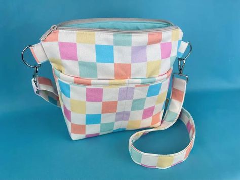 How to Sew a Crossbody Bag with Our Free Pattern - Spoonflower Blog Free Crossover Bag Pattern, Sewing Cross Body Bag, Diy Crossbody Bag Pattern Free, Childs Purse Pattern, Crossbody Bag Pattern Free, Sew Handbag, Cross Body Bag Pattern Free, Crossbody Purse Patterns, Small Bag Pattern