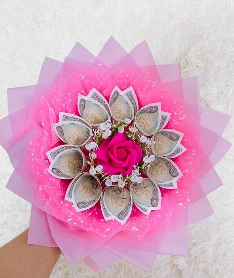 Bouquet Layout, Money Bouquets, Paper Rose Craft, Money Lei Diy, Satin Flowers Diy, Diy Graduation Gifts, Candy Bouquet Diy, Birthday Flowers Bouquet, Diy Bouquet Wrap