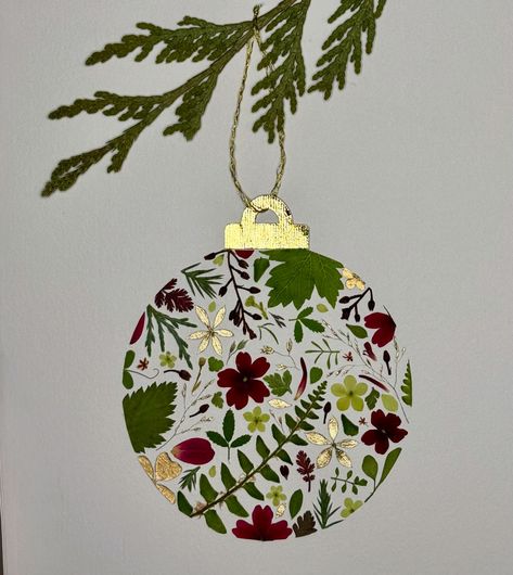 Christmas Pressed Flower Art, Pressed Flower Christmas Ornaments, Pressed Flower Christmas Cards, Pressed Flower Ornaments, Flower Press Art, Framed Florals, Christmas Flower Cards, Pressed Botanicals, Everlasting Flowers