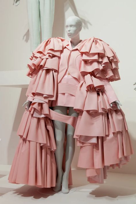 Balenciaga: 'the master' of couture's sculptural garments – in pictures | Fashion | The Guardian Designers Aesthetic, Denim Jacket Diy, Aesthetic Casual Outfits, Sculpture Fashion, Haute Couture Style, Origami Fashion, Sculptural Fashion, Museum Fashion, Cecil Beaton