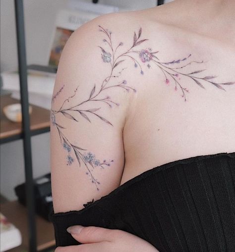 Botanisches Tattoo, Feminine Shoulder Tattoos, Flower Tattoo Shoulder, Shoulder Tattoos For Women, Classy Tattoos, Subtle Tattoos, Elegant Tattoos, Feminine Tattoos, Simplistic Tattoos