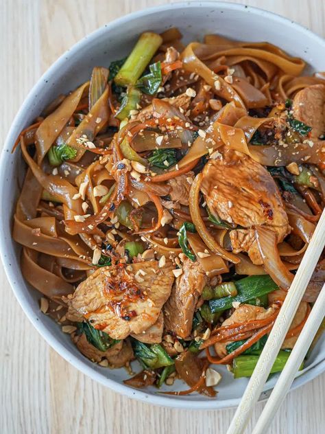 Drunken Noodles Drunken Noodles Recipe, Easy Chicken And Noodles, Pork Pasta, Lo Mein Recipes, Slow Cooker Breakfast, Drunken Noodles, Soy Chicken, Chilli Oil, Home Edit