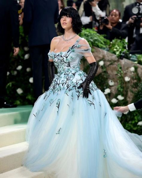 Best looks of Met Gala 2024 . . . #metgala #metgala2024 #redcarpet #vanityfair #fashionwalk #hollywoodwalkoffame #fashionmoment Miumiu Dress, Fashion Designer Dresses, Maxi Frocks, Miu Miu Dress, Met Gala Outfits, Met Gala Dresses, Fashion Walk, Fashion Artwork, Sydney Sweeney