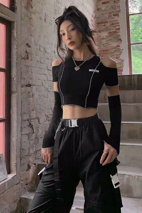 Black E Girl, Techwear Women, Gothic Crop Tops, E Girl Style, Patchwork Crop Top, Vestiti Edgy, Y2k Crop Top, Black T Shirts, Cropped Tops