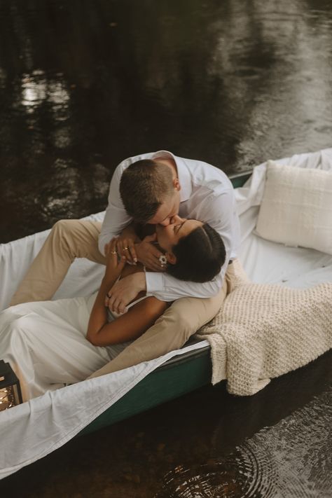 Fall Canoe Photoshoot, Fishing Photo Shoot Couple, Garden Couple Aesthetic, Notebook Engagement Pictures, Couple Canoe Pictures, Cypress Gardens Photoshoot, Canoe Couples Photoshoot, Row Boat Photoshoot, Pond Engagement Pictures