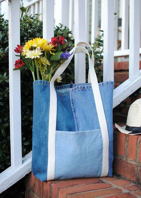 Unique and Awesome DIY Upcycle Jean Projects - The Cottage Market Tas Denim, Trash To Couture, Jean Bag, Sacs Tote Bags, Skirt Diy, Tas Bahu, Diy Tote, Denim Projects, Denim Bags