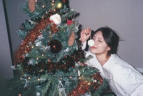 Christmas Instagram Pictures, Christmas Poses, Tree Pose, 사진 촬영 포즈, Selfie Poses Instagram, Christmas Feeling, Christmas Photoshoot, Christmas Inspo, Photoshoot Concept