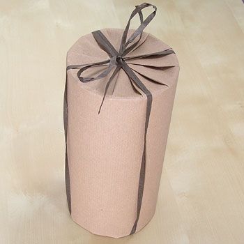 how to elegantly and quickly wrap a cylinder Candle Packing Ideas, Tie A Ribbon Bow, Diy Christmas Hampers, Wrapping Candles, Candle Packing, Tying Ribbon, Diy Scented Candles, Funny Facts Mind Blowing, Gift Wrapping Techniques